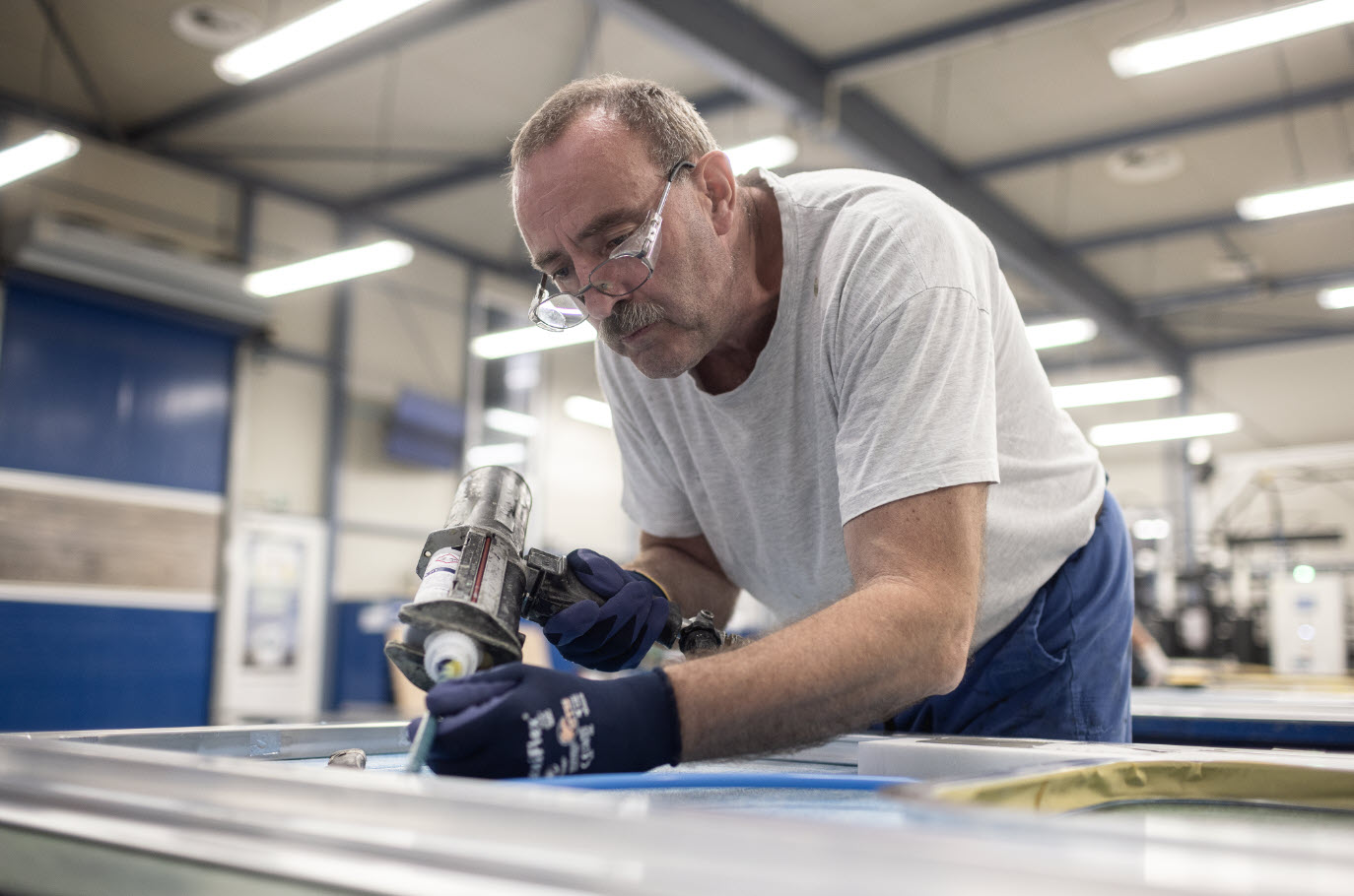 Přípravář lepení 33 700 - 35 100 Kč